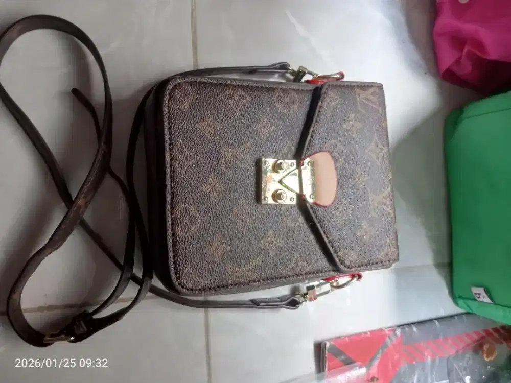 Dijual tas selempang LV wanita