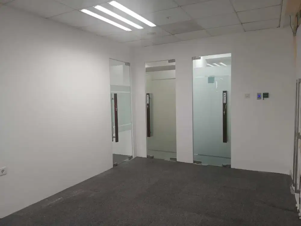 DISEWAKAN OFFICE SEMI FURNISH DI CHUBB SQUARE