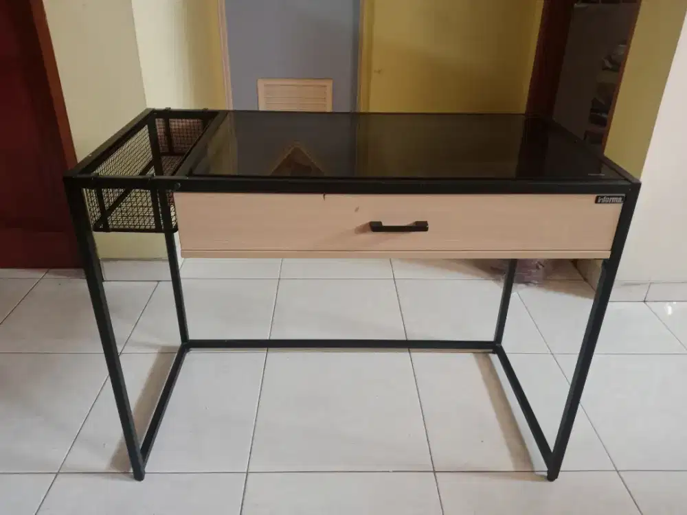 Meja Informa Minimalis Kaca – Kondisi Bagus Siap Pakai