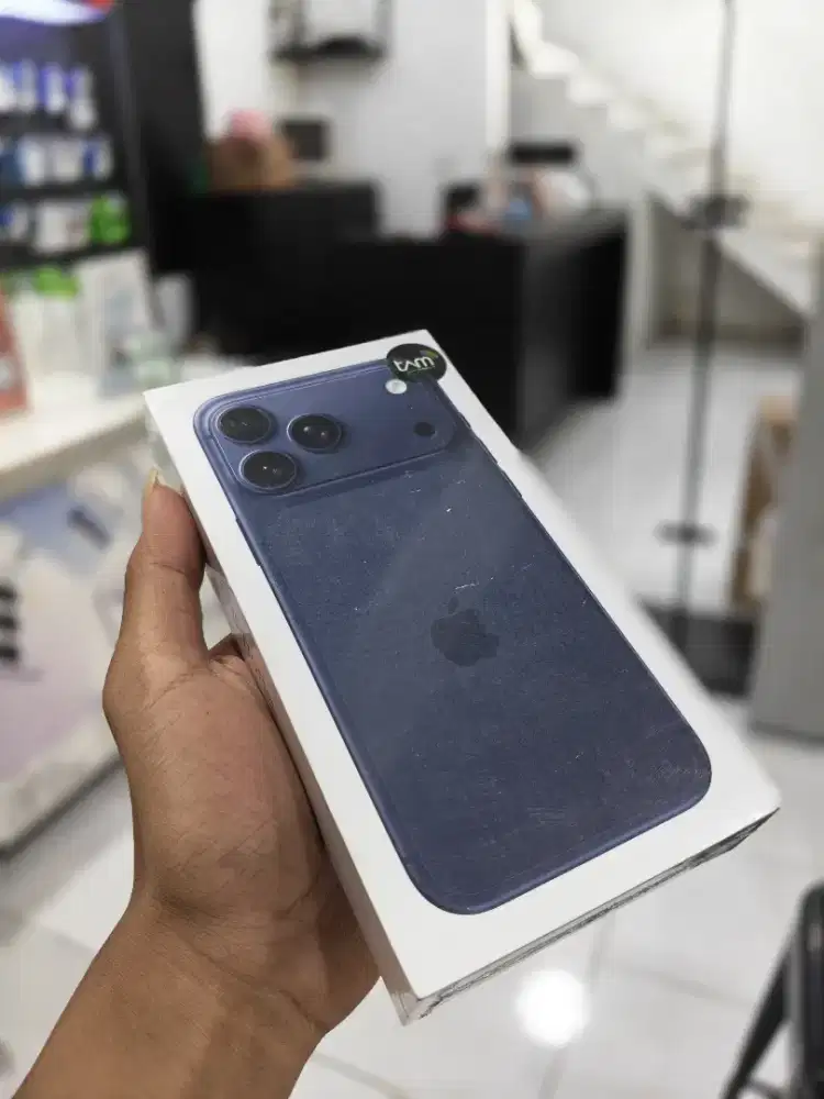 IPHONE 17 PRO MAXX BLUE