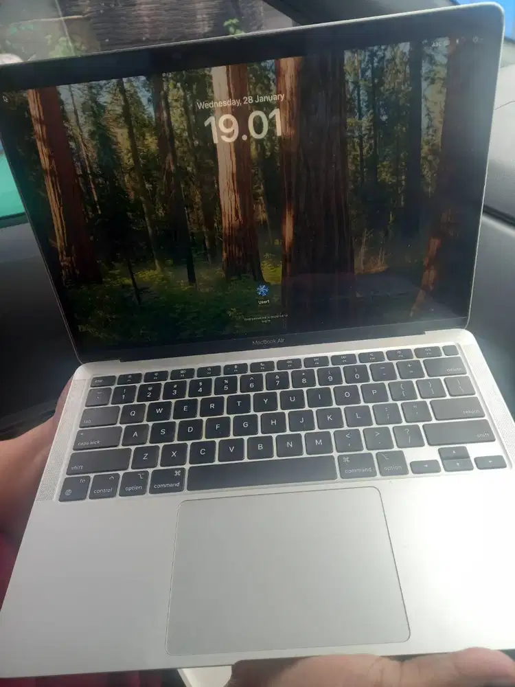 Macbook Air M1 2022 dent sesuai deskripsi complete original