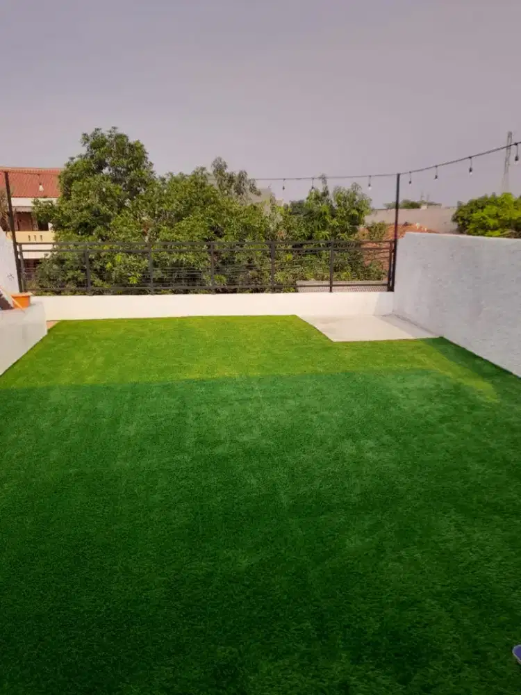 Karpet Rumput Sintetis Tuk Penghijauan Area Balkon Rumah dan Kantor