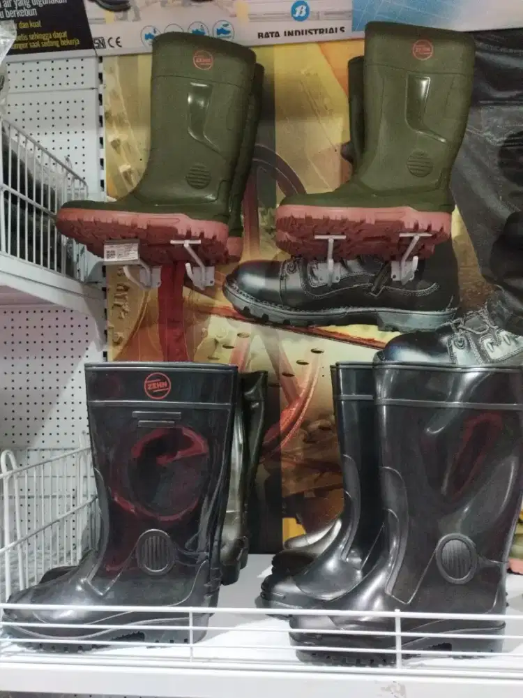Sepatu boot anti air
