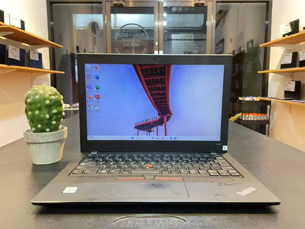 LENOVO THINKPAD X280//CORE i5-8250u//RAM 8GB