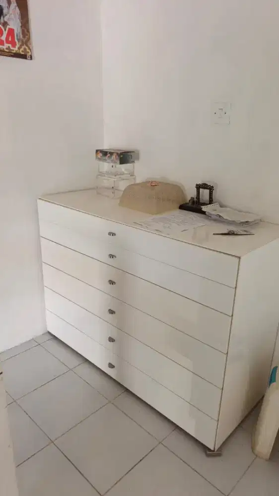 Lemari putih pajangan