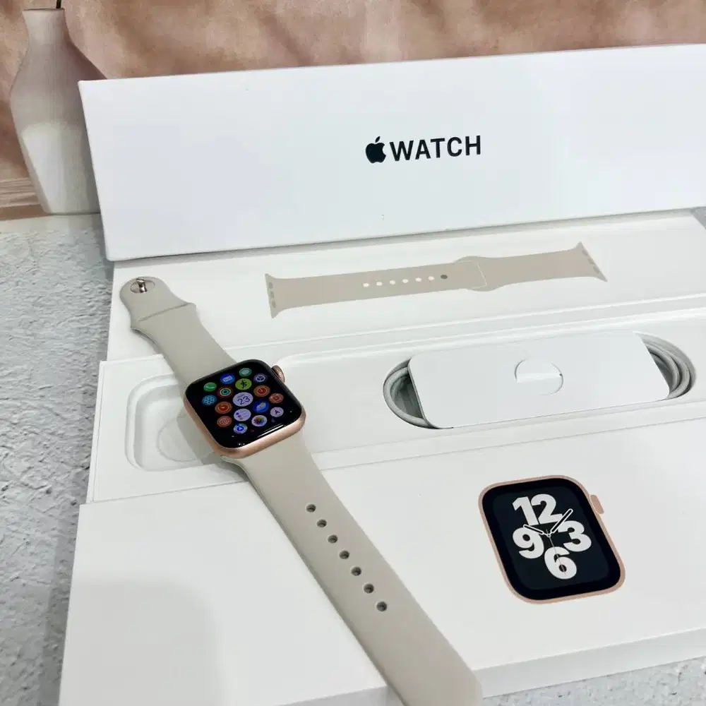 Apple Watch SE Gen 1 40mm warna Gold
