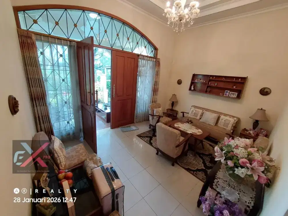 DIJUAL Rumah Asri dengan Taman Luas Lokasi strategis dkt ke TOL PASTEUR di Sukasari Area SARIJADI Bandung