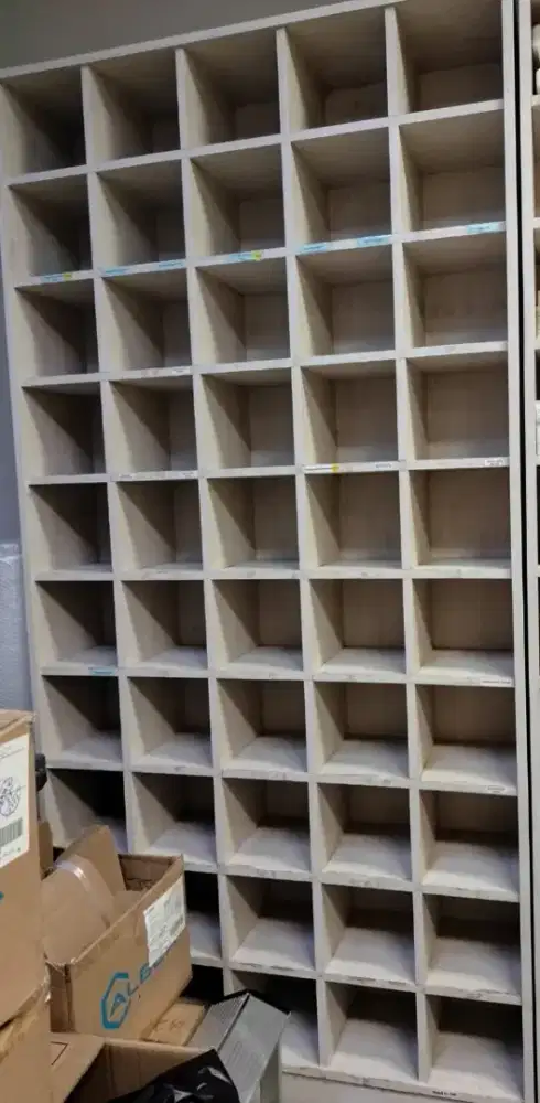 Lemari Rak dengan sekat