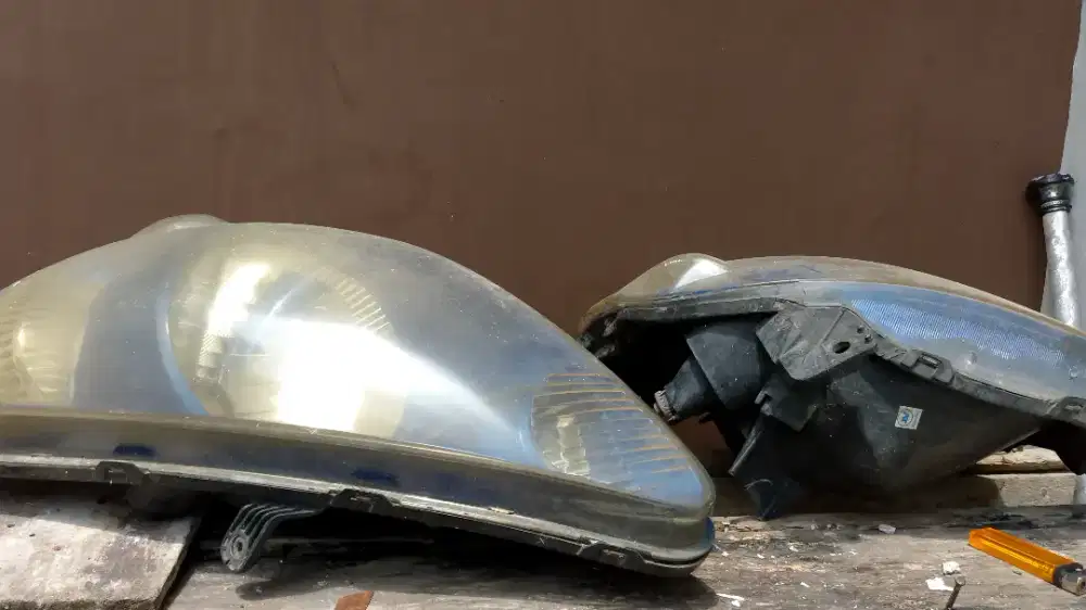 Lampu depan kiri & kanan jazz 2005