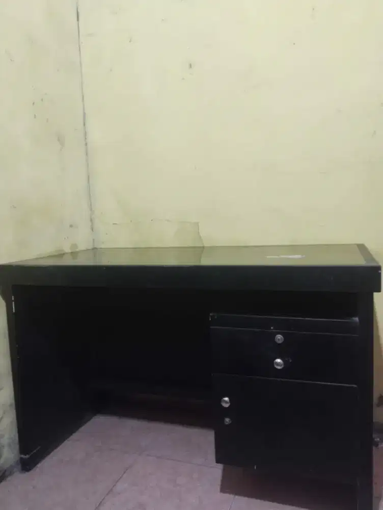 Meja kerja kantor atau guru