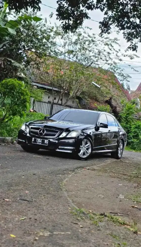 Low Km ! Mercedes Benz W212 E300 Avantgarde Panoramic Warna Hitam 2012