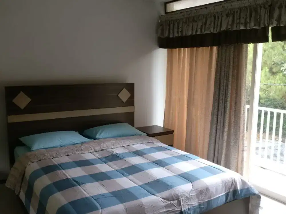 Jual Rumah Villa 2 Lantai nyaman utk tempat tinggal atau Villa berlokasi di Dago Pakar Resort Full Furnish Taman dibelakang rmh cukup luas.