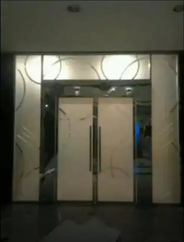 Stiker sanblas kaca film mempengaruhi desain kaca gedung kantor