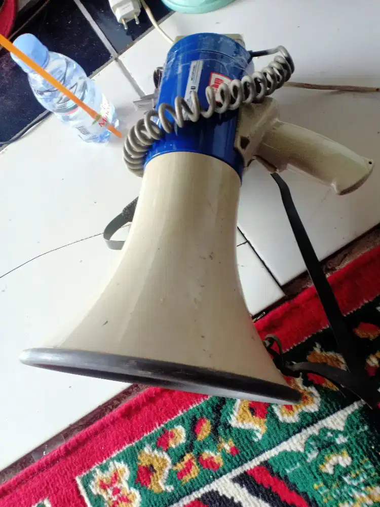 Toa megaphone untuk memanggil