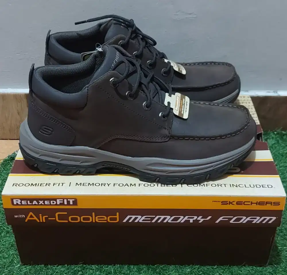 Sepatu skechers Booth