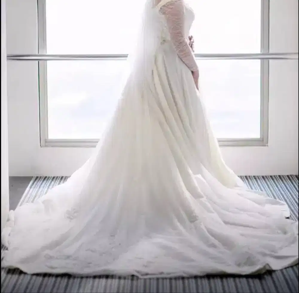 Gaun Pengantin Warna Putih Tulang