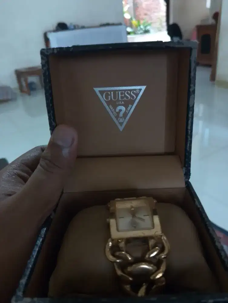 Jam Guess Wanita
