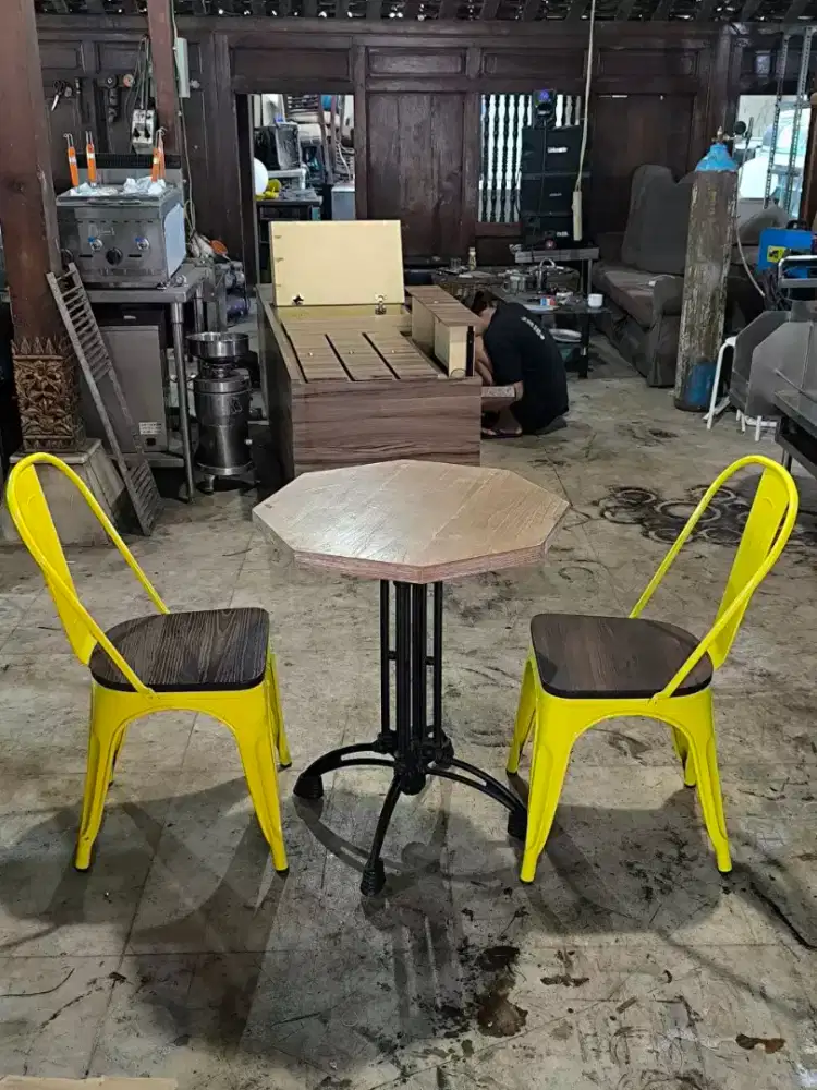 Meja kafe set 2 kursi,bahan kayu kaki besi 
Diameter meja 60cm