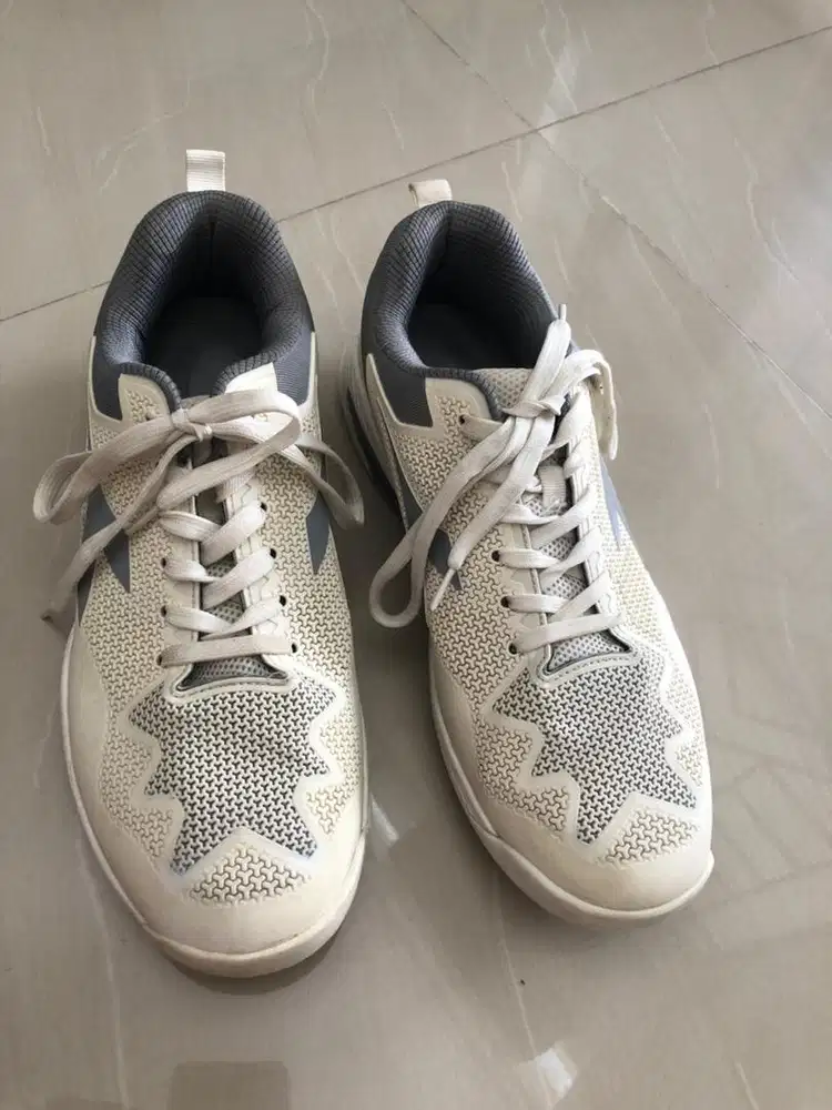 Sepatu tennis / sepatu padel