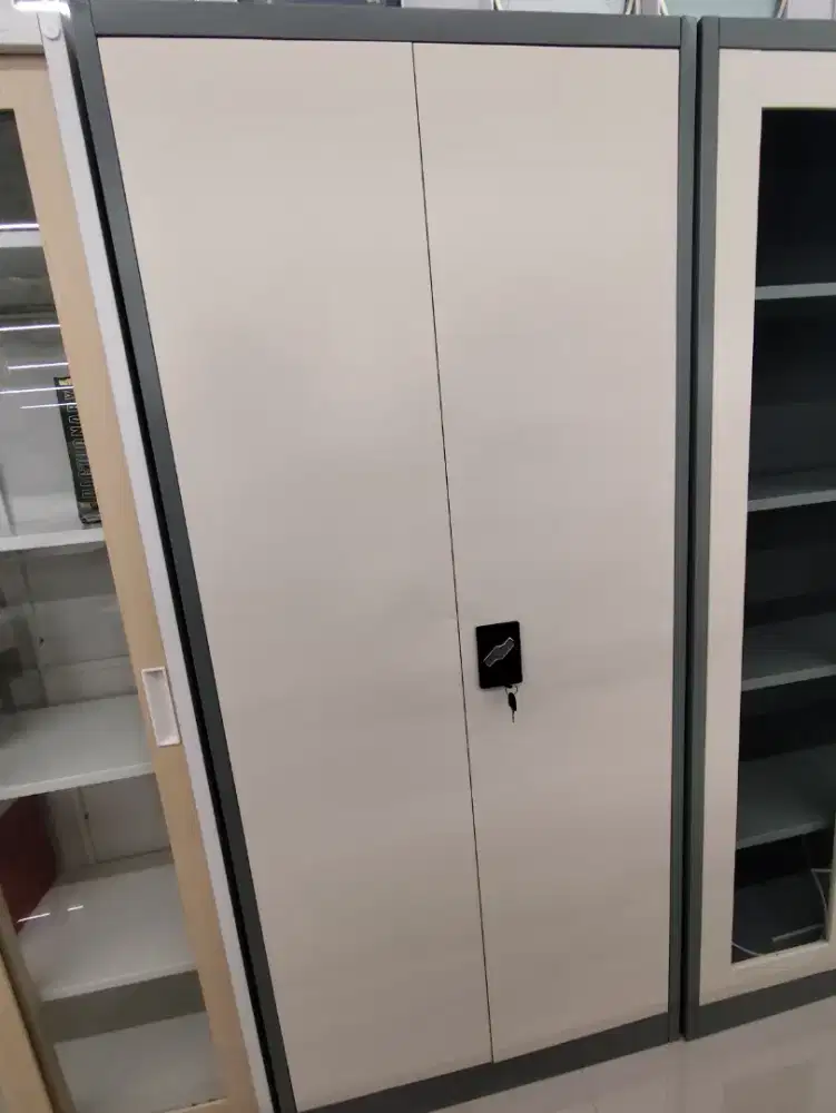 Lemari penyimpan sekolah atau kantor