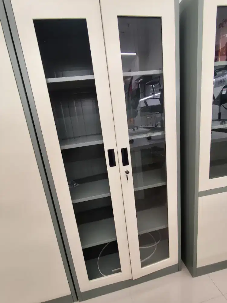 Lemari Arsip Kantor Metal 2 Pintu Kaca