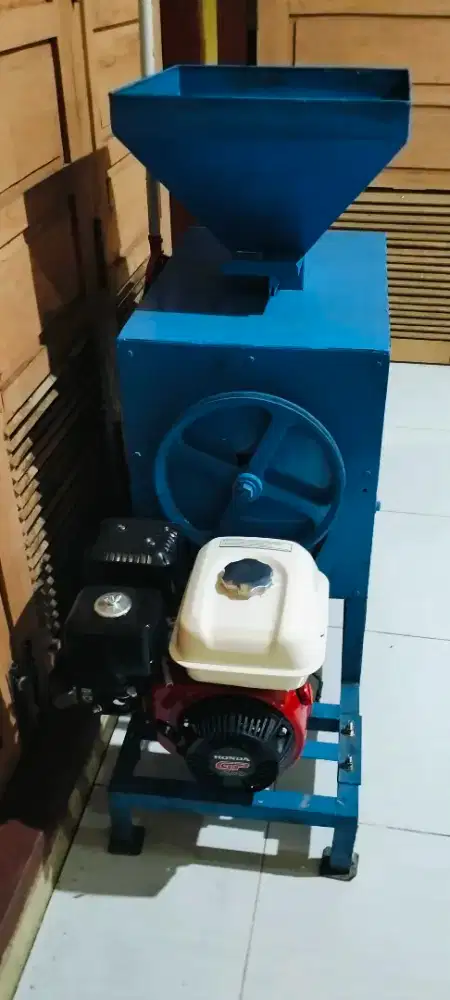 Mesin pecah kemiri dengan mesin honda