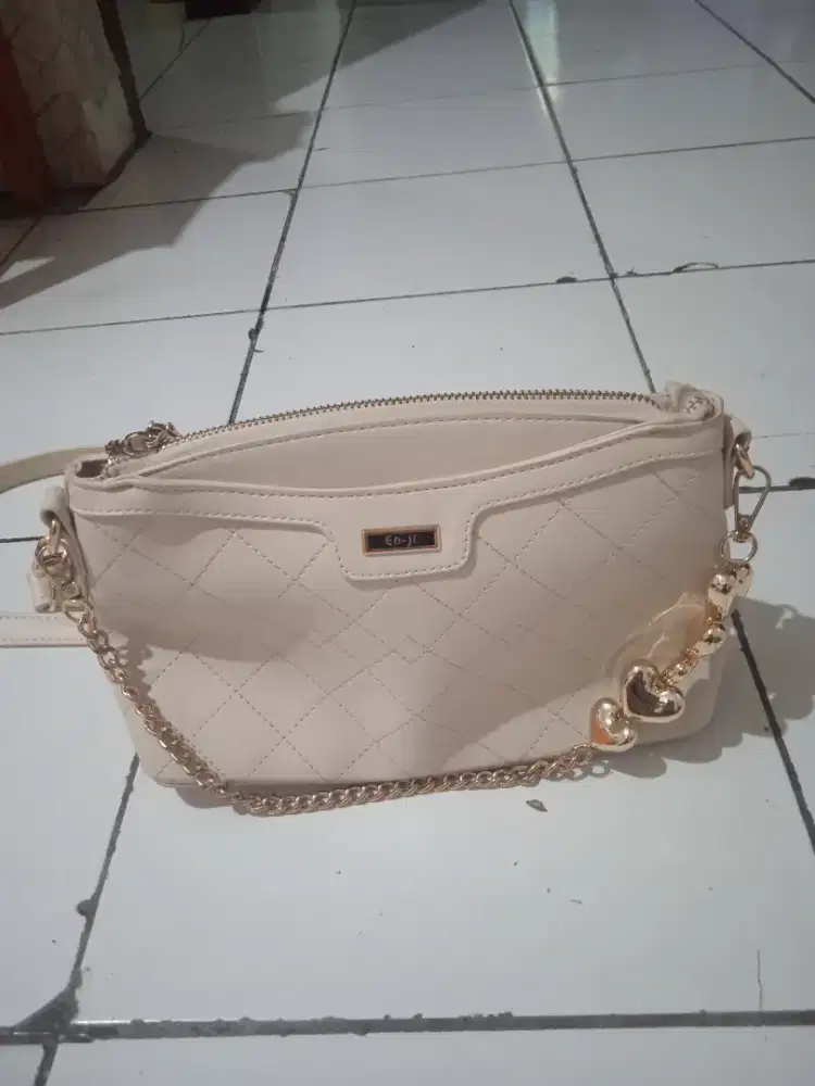 Dijual tas wanita,harga 300rb,boleh nego dikit,tasnya masih baguss
