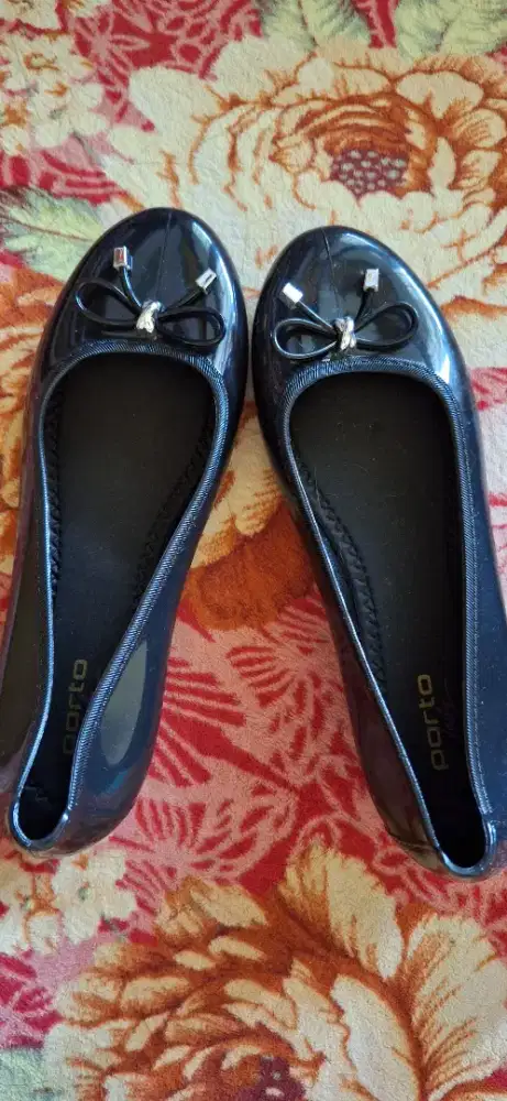 Sepatu, sendal, baju