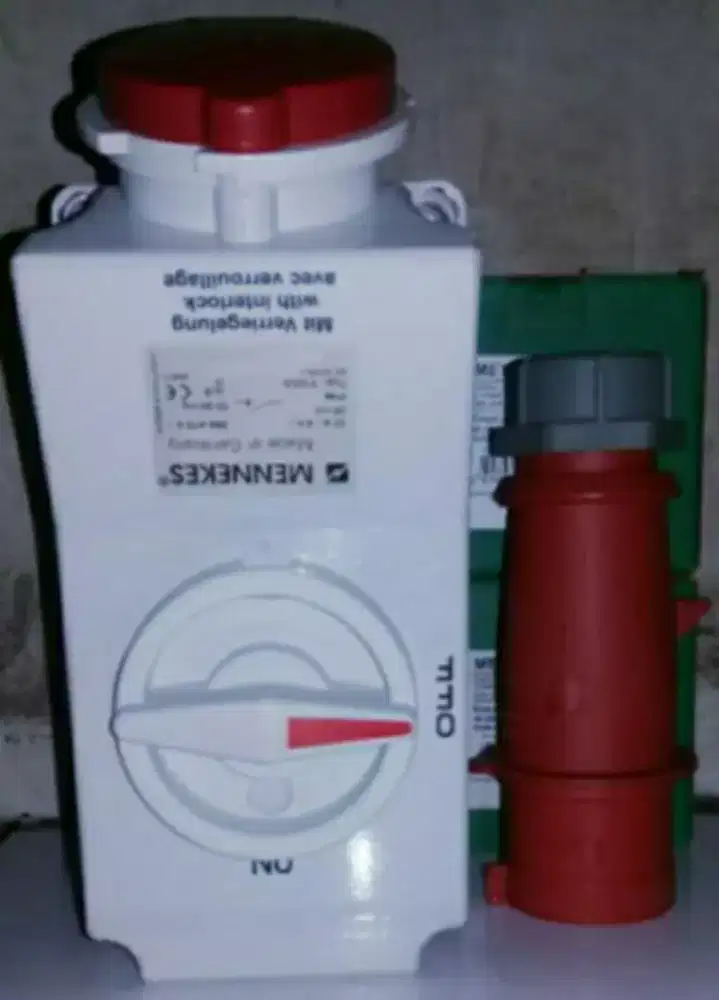 Switchable ip44 3p 32a industrial interlock socket mennekes 1set