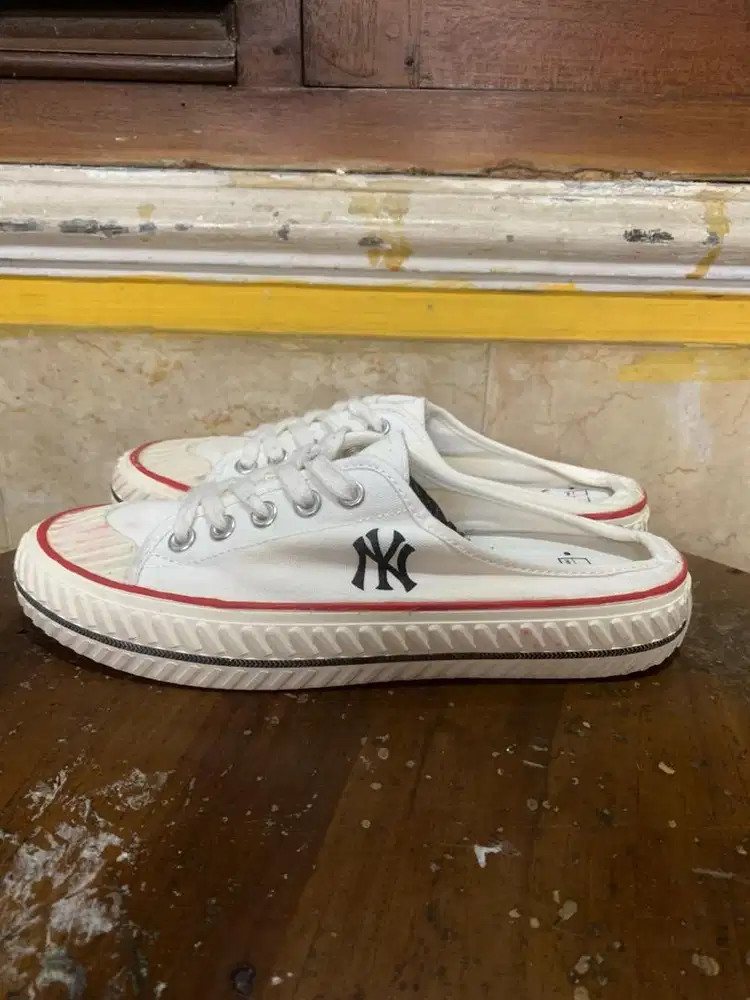 Sepatu sendal mule MLB Playball Origin New York Yankees berwarna putih
