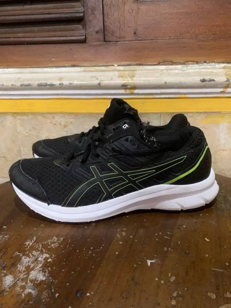 sepatu lari Asics Jolt 3 berwarna hitam