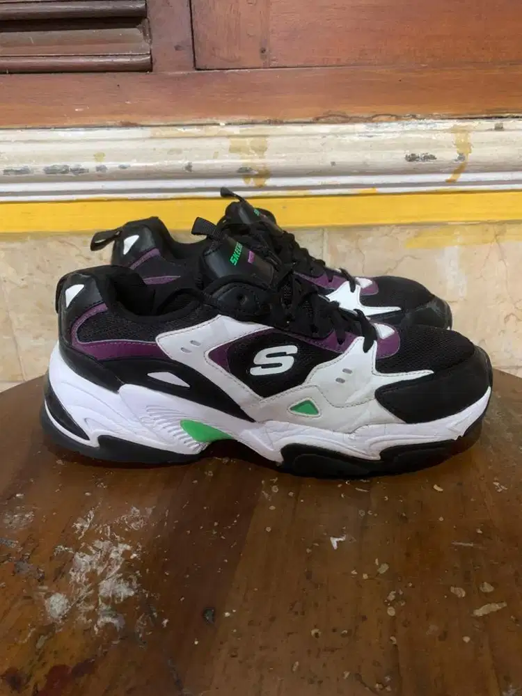 Sepatu skechers size 42