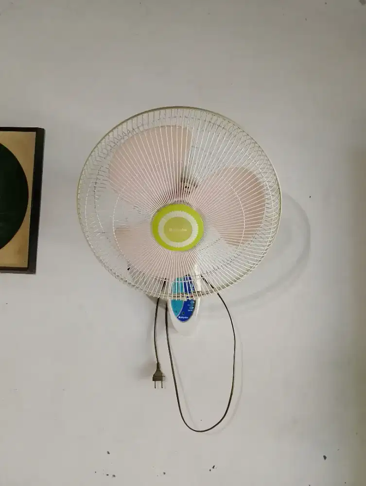 Kipas angin dinding merk Miyako 16 inc pakai remote