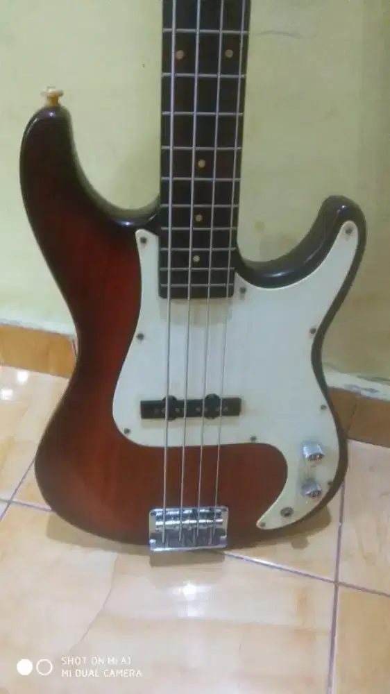 Gitar bass tinggal main