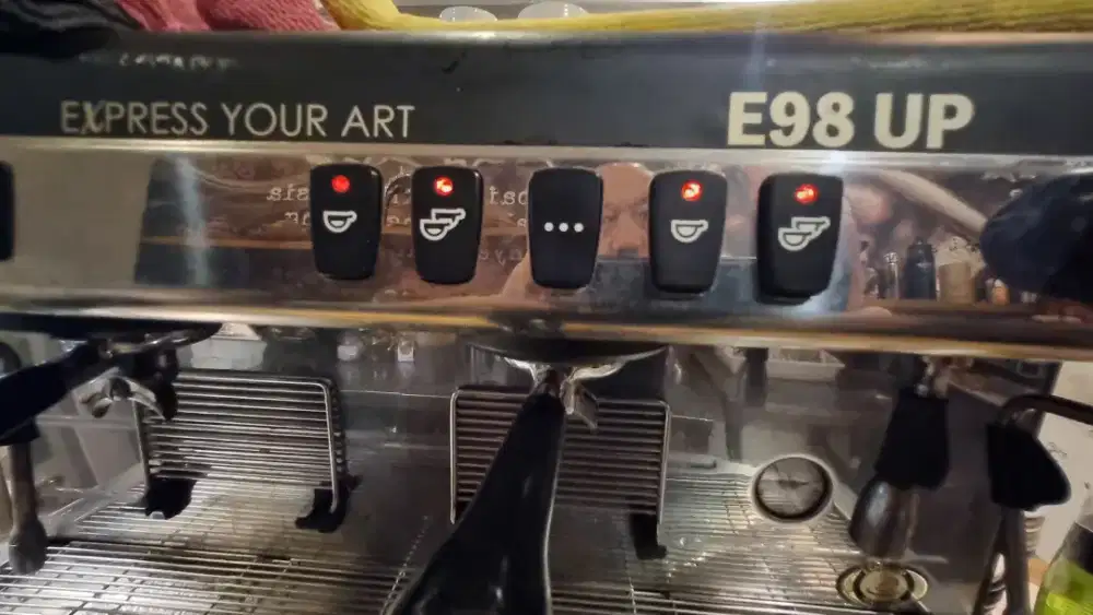 Barista rangkap kasir