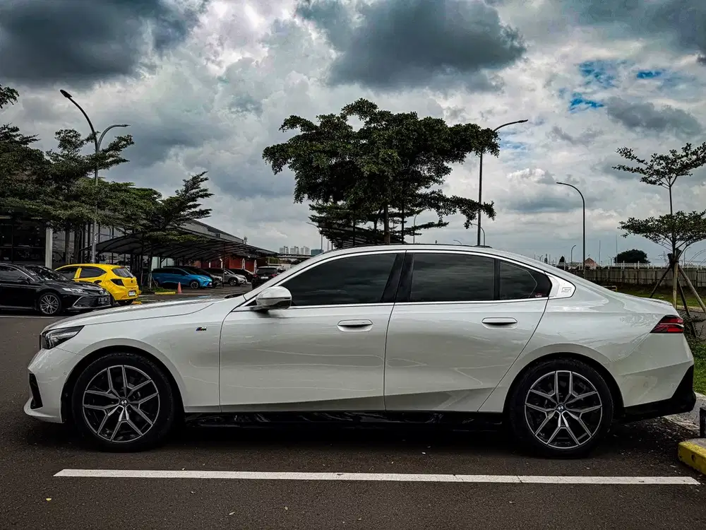 BMW 520i 2024 G60 White on Brown Interior
