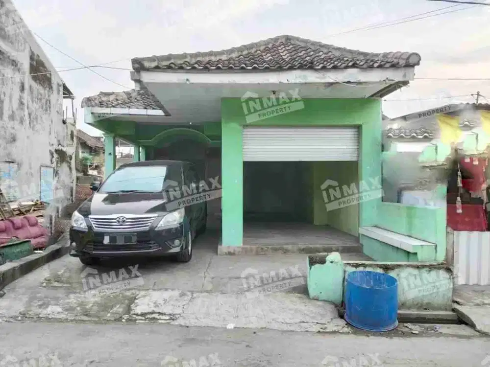 Rumah Tebel. Barat Luas 304 m2, Deket Jalan Utama Surabaya Malang, Pusat Perbelanjaan.