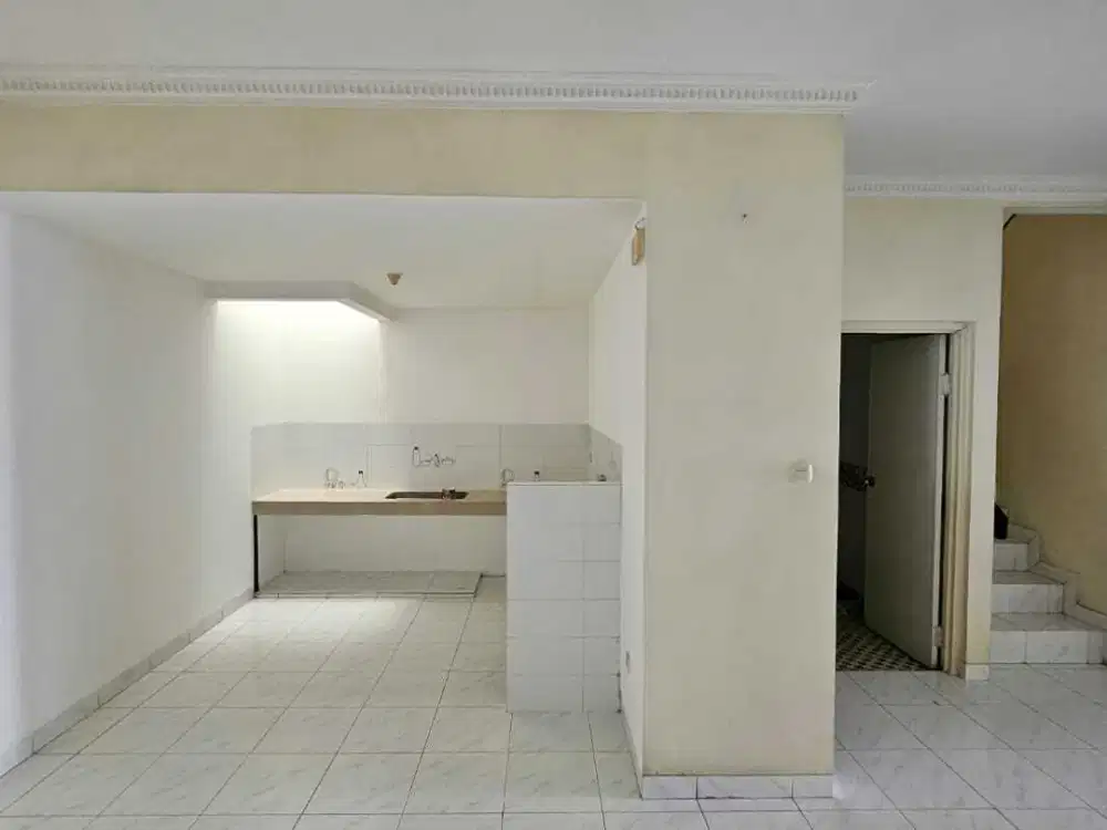 DIJUAL RUMAH LOKASI TENANG TAMAN SEMANAN INDAH JAKBAR