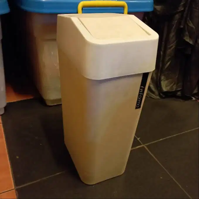 Tempat Sampah Tutup Swing Informa