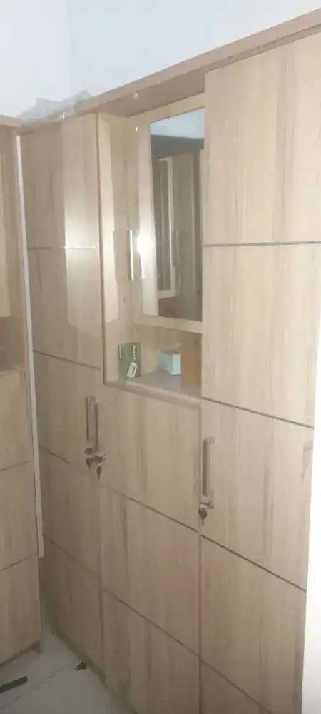 Lemari Pakaian Seperti Baru