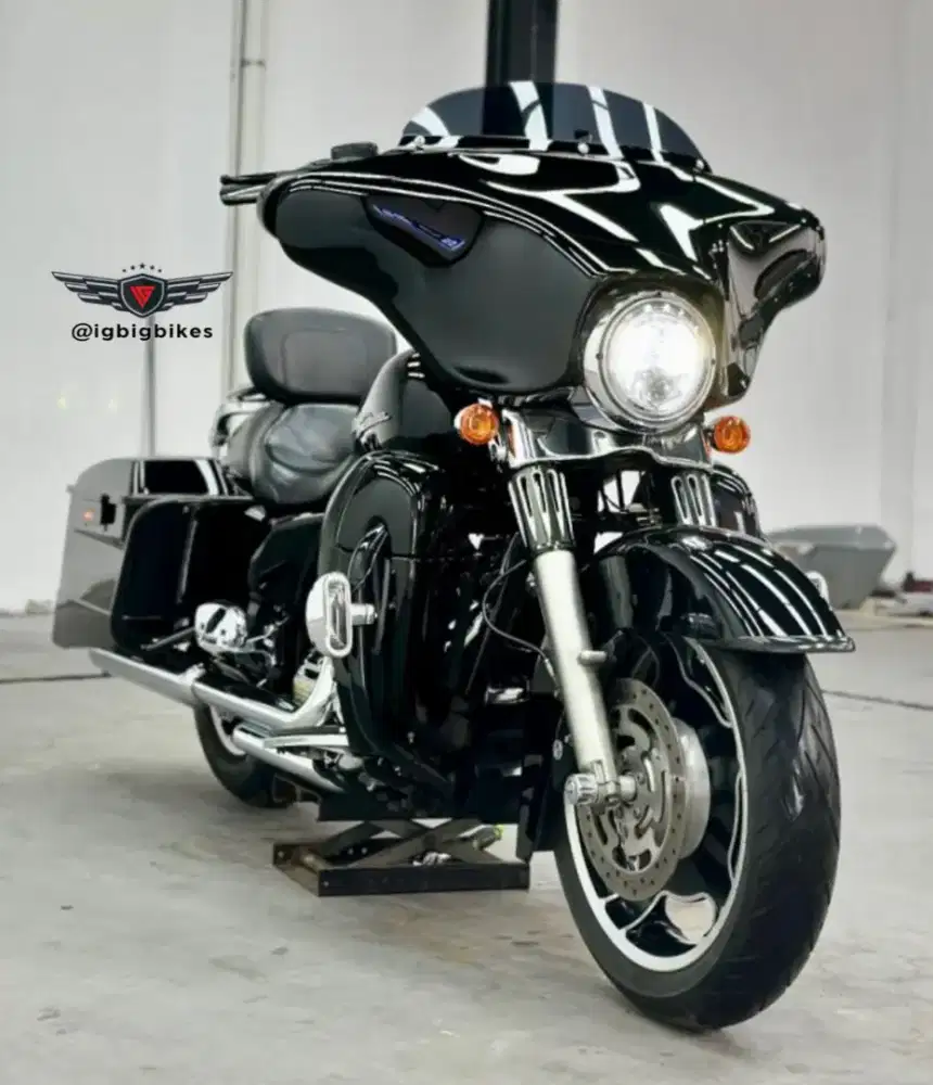 Harley Street Glide Hitam