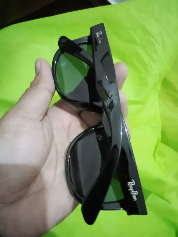 kacamata Ray-Ban hitam