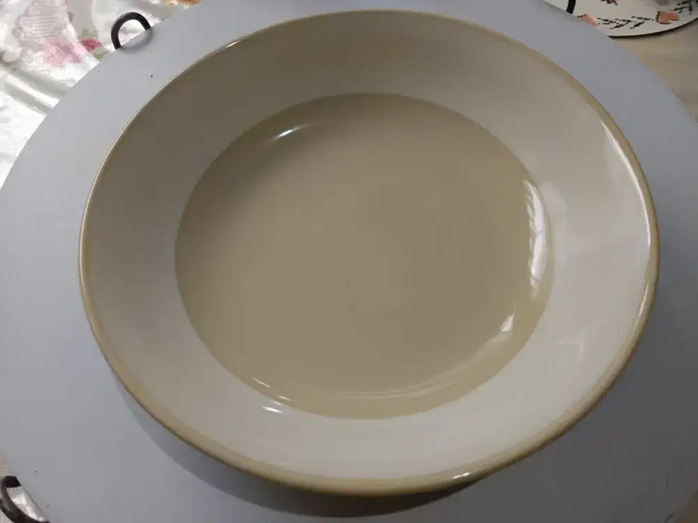 Piring Saji ukuran besar Dan cukup dalam bahan keramik