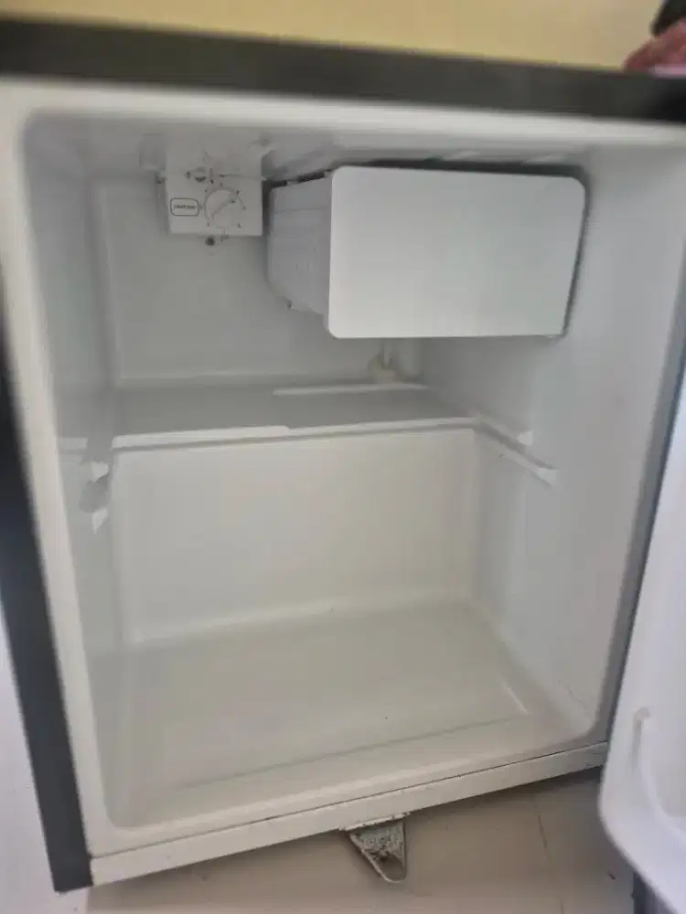 Kulkas mini portable  tipe Gea RS-06DR Berwarna hitam