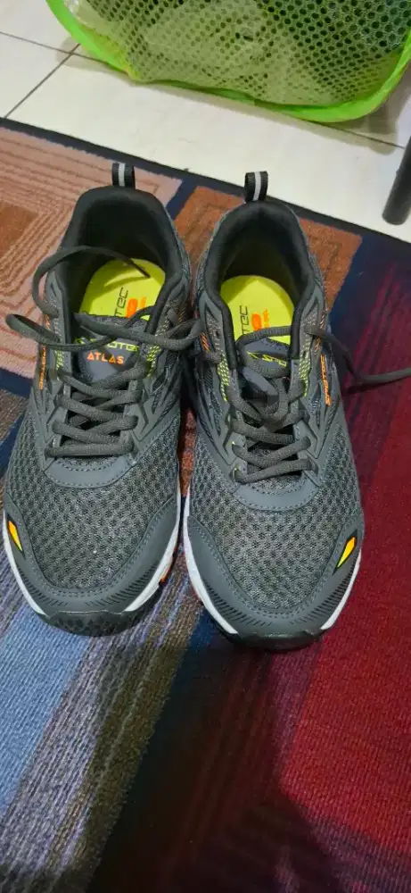 SEPATU LARI PRIA WANITA ABU TUA