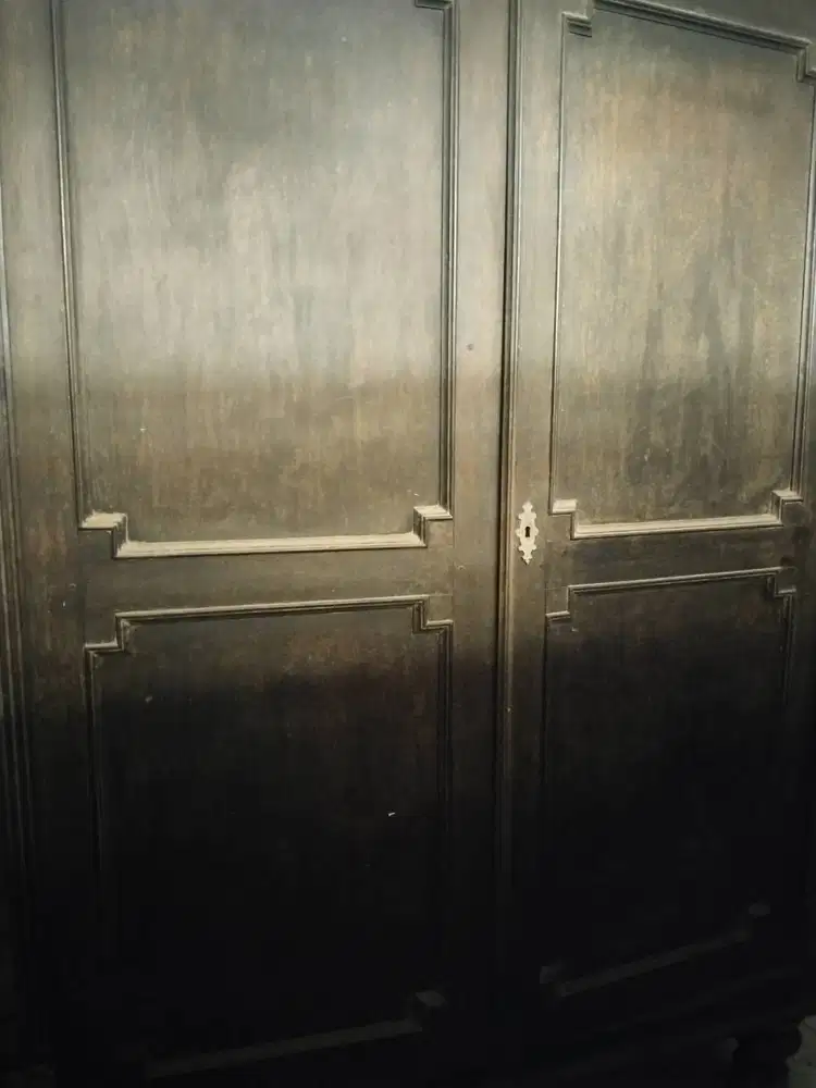 Barang antik lemari pakaian