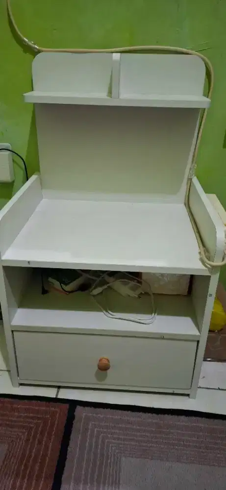 Meja nakas minimalis