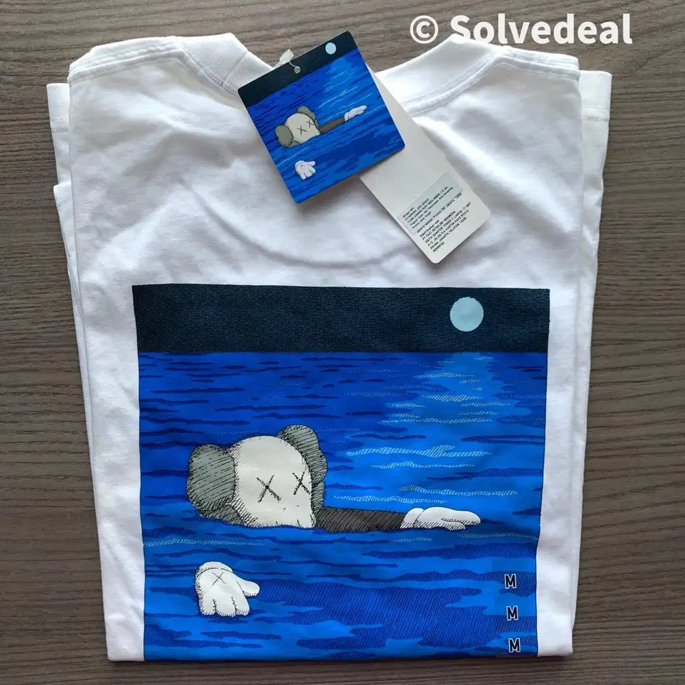 Kaos Uniqlo KAWS Artbook White – Kolektor Item