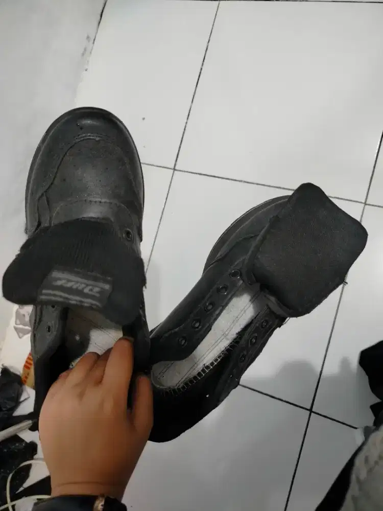 SEPATU SNEAKERS WANITA MADDEN DUFF