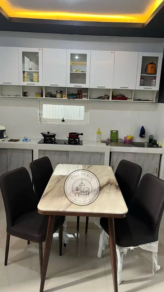 READY MEJA MAKAN 4 KURSI BAHAN MEJA MARMER KUAT DAN KOKOH